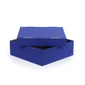 Niebieskie pudełko 30x30x10 cm z wieczkiem, idealne opakowanie na mały prezent.webp